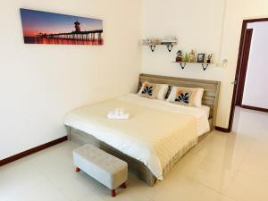 Habitación pequeña con cama y taburete en ที่พักสงขลา Homy garden Songkhla, en Ban Khao Rup Chang