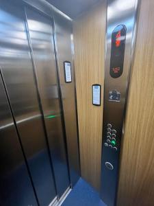 un ascensore con pannello di controllo in un edificio adibito a uffici di Amajed a Namur
