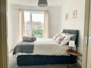 Ένα ή περισσότερα κρεβάτια σε δωμάτιο στο Simple 2-bedroom 1.5 bath apartment in Thornhill