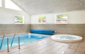 ジルレジェにあるStunning Home In Gilleleje With 12 Bedrooms, Wifi And Indoor Swimming Poolの窓付きの客室内のジャクジーバスタブ