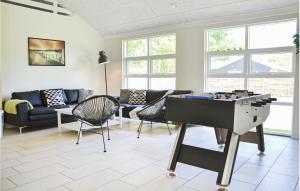 un soggiorno con tavolo da ping pong di Stunning Home In Gilleleje With Sauna a Gilleleje