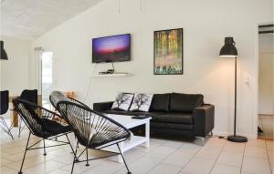 un soggiorno con divano e sedie di Stunning Home In Gilleleje With Sauna a Gilleleje
