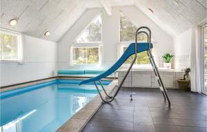 Fjand GårdeにあるBeautiful Home In Ulfborg With 8 Bedrooms, Sauna And Outdoor Swimming Poolの家屋内の滑り台付きスイミングプール