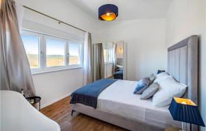Schlafzimmer mit einem Bett und einem Fenster in der Unterkunft 4 Bedroom Cozy Home In Stankovci in Stankovci