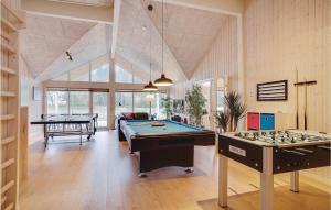 SpottrupにあるBeautiful Home In Spttrup With 9 Bedrooms, Sauna And Indoor Swimming Poolのビリヤード台2台(ビリヤード台付)