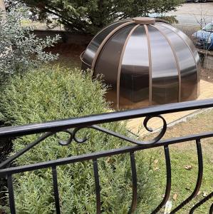 une clôture métallique avec un dôme dans le jardin dans l'établissement Gîte de Pampe Lune & Spa, à Pampelonne