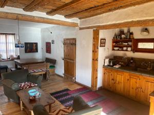 a living room with a table and a kitchen at Das Landhaus in Bachevo