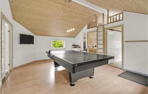 KramnitseにあるBeautiful Home In Rdby With 4 Bedrooms, Sauna And Wifiの部屋の中の卓球台
