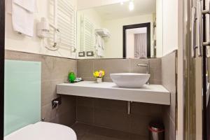y baño con lavabo y aseo. en Domus Best Guest House, en Roma