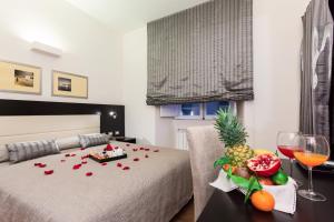 A bed or beds in a room at Domus Best Guest House Még 20 kép