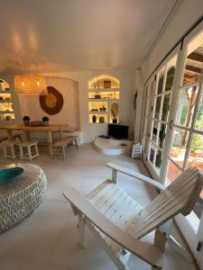 a living room with a bench and a table at T3 Townhouse Old Village Vilamoura in Vilamoura