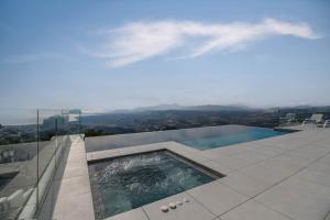 una piscina en la azotea de una casa en Madi, en Benitachell