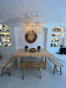 una mesa de madera con 2 luces colgantes en una habitación en T3 Townhouse Old Village Vilamoura en Vilamoura