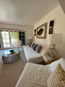 ein Wohnzimmer mit einem Sofa und einem Tisch in der Unterkunft T3 Townhouse Old Village Vilamoura in Vilamoura