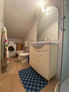 een badkamer met een wastafel en een toilet bij Luci in San Vincenzo