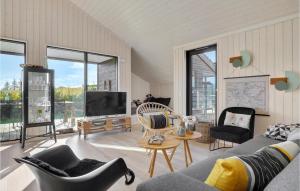 sala de estar con sofá, sillas y TV en Lovely Home In Allinge With Wifi, en Allinge