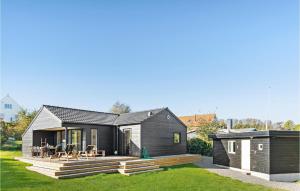 een zwart huis met een terras en een achtertuin bij Lovely Home In Allinge With Wifi in Allinge