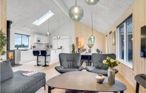 ein Wohnzimmer mit einem Sofa und einem Tisch in der Unterkunft Pet Friendly Home In Lkken With Wifi in Løkken