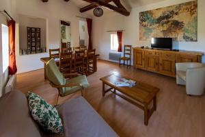 a living room with a couch and a table at Gites Provence et Nature - Ambiance familiale et conviviale en Luberon in Cabrières-dʼAvignon