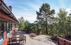 SvenevikにあるStunning Home In Lindesnes With 3 Bedrooms, Sauna And Wifiの家の上に椅子とテーブル付きのデッキ