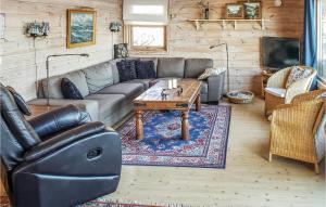 SvenevikにあるStunning Home In Lindesnes With 3 Bedrooms, Sauna And Wifiのリビングルーム(ソファ、テーブル付)