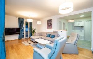 - un salon avec un canapé, des chaises et une télévision dans l'établissement Cozy Home In Brsecine With House Sea View, à Brsečine