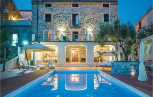 une maison avec une piscine en face d'un bâtiment dans l'établissement La Villa Del Sole, à Vibonati