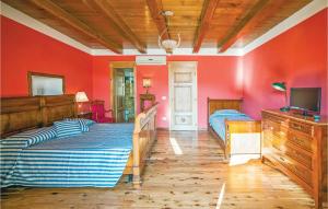 - une chambre avec 2 lits et une télévision dans l'établissement La Villa Del Sole, à Vibonati