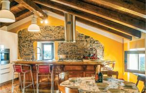 une cuisine avec une table et des chaises ainsi qu'un mur en pierre dans l'établissement La Villa Del Sole, à Vibonati