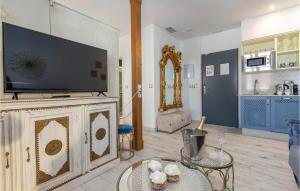 Μια τηλεόραση ή/και κέντρο ψυχαγωγίας στο 1 Bedroom Stunning Apartment In Sevilla +23 φωτογραφίες