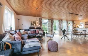 sala de estar con sofá y mesa en 3 Bedroom Beautiful Home In Nex, en Spidsegård
