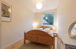 Habitación pequeña con cama y ventana en 3 Bedroom Beautiful Home In Nex, en Spidsegård