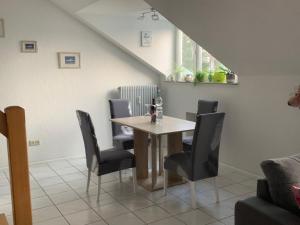 Ferienwohnung Sonnenschein في غرنزاش ويلن: غرفة طعام مع طاولة وكراسي سوداء