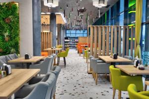 comedor con mesas y sillas de madera en Hotel Emerald, en Mostar