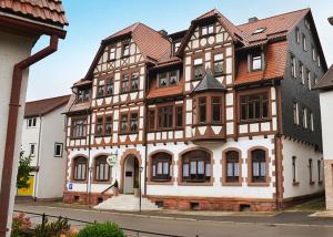 duży budynek po stronie ulicy w obiekcie Hotel Zur Hallenburg w mieście Kurort Steinbach-Hallenberg