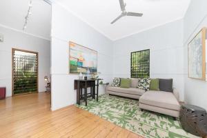 sala de estar con sofá y mesa en Denham Heights, en Townsville