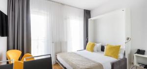 Ένα ή περισσότερα κρεβάτια σε δωμάτιο στο Apartamenty Aleje Jerozolimskie