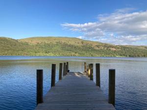 uma doca de madeira no meio de um lago em The Old Rectory em Coniston