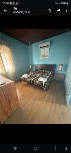een slaapkamer met een bed in een kamer met blauwe muren bij Casa Mana in Scalea