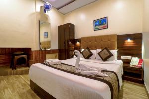 un dormitorio con una cama grande con cisnes. en HOTEL SIGNATURE INN, en Bombay