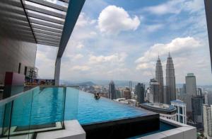 吉隆坡的住宿－The Faced Platinum KLCC，一座城市建筑屋顶上的游泳池