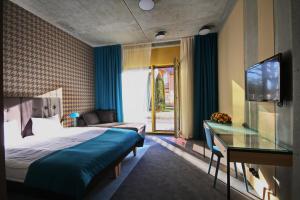 Postel nebo postele na pokoji v ubytování Kurshi Hotel & Spa