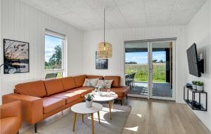 sala de estar con sofá y mesa en 4 Bedroom Stunning Home In Lgstrup, en Løgstrup