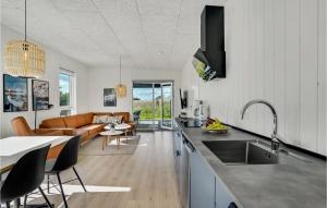 cocina y sala de estar con fregadero y sofá en 4 Bedroom Stunning Home In Lgstrup, en Løgstrup