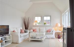 - un salon blanc avec 2 canapés blancs et une télévision dans l'établissement 3 Bedroom Cozy Home In Vejby, à Vejby