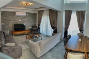 - un salon avec un canapé et une table dans l'établissement Nokta Park I 4+1 Villa, Özel Havuzlu, à Fethiye