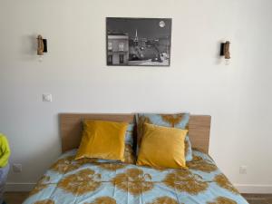 Giường trong phòng chung tại Amazing flat, Paris suburb, near Versailles ,Orly