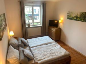 ein Wohnzimmer mit einem Sofa und einem Fenster in der Unterkunft Altstadt Ferienwohnung in Brandenburg an der Havel