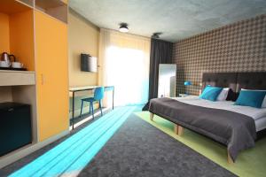 Postel nebo postele na pokoji v ubytování Kurshi Hotel & Spa