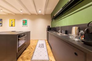 eine Küche mit einer Theke und einem Waschbecken in der Unterkunft La suite du Graou in Metz